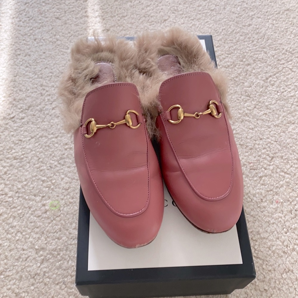 Gucci slides in a beautiful mauve color. original dusters/certification card